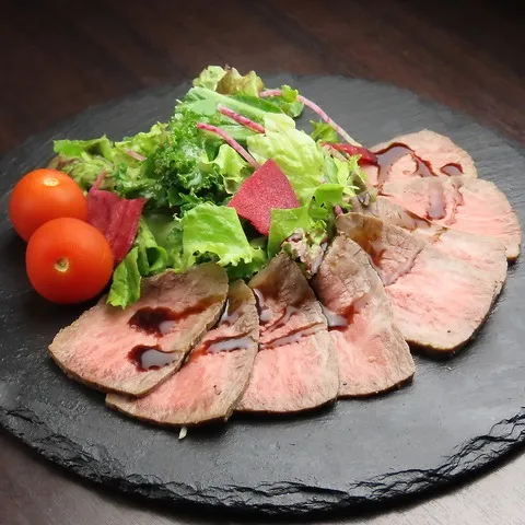 【お店仕込みでオリジナルソースを使用しております】自家製ローストビーフ